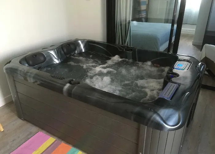 Avec Jacuzzi Privatif A Proximite De L'ocean סן-ז'וליין-אן-בורן